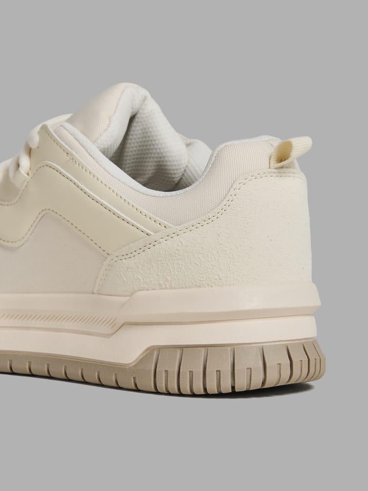 Кроссовки спортивные