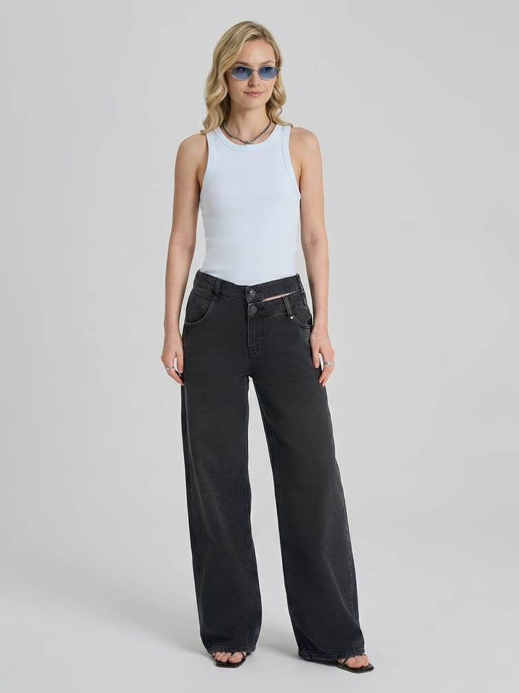 Джинсы широкие с вырезом на ремне