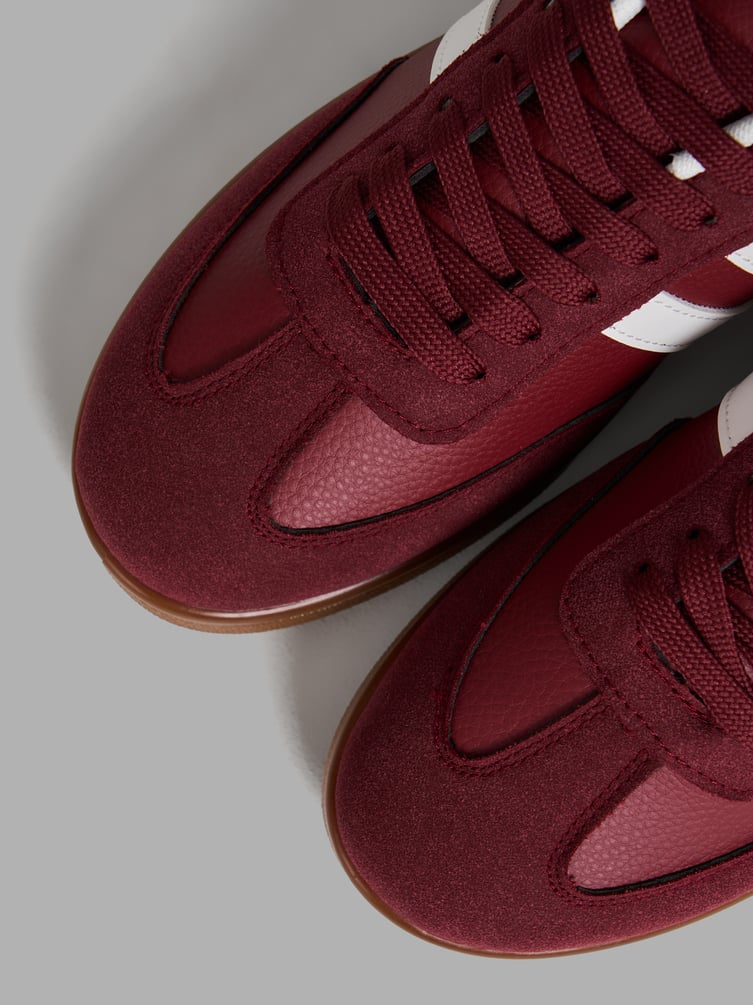 Кроссовки с полосками