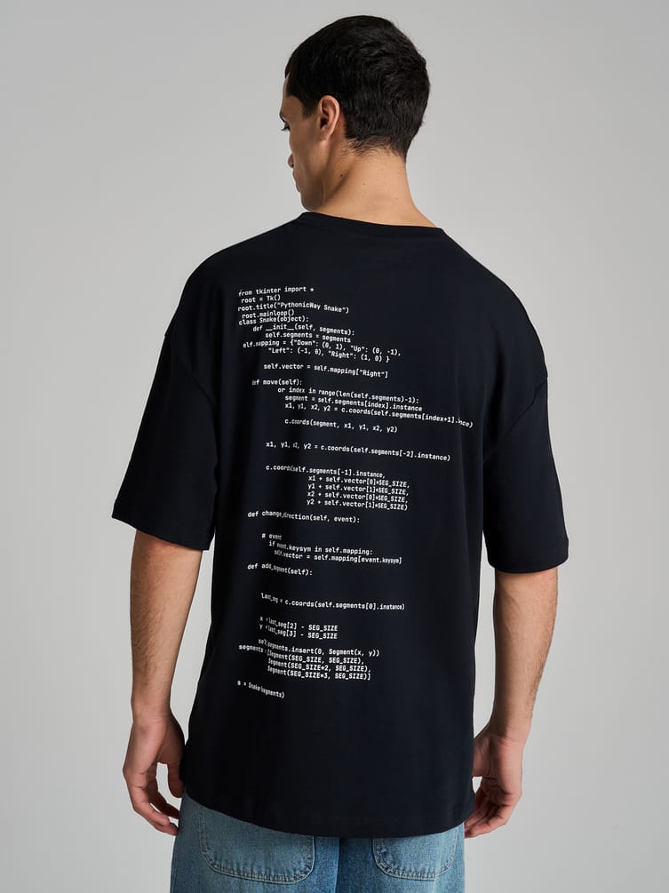 Футболка с принтом программного кода на спине