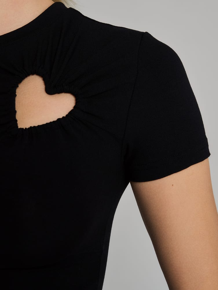 Футболка приталенная с вырезами сердце