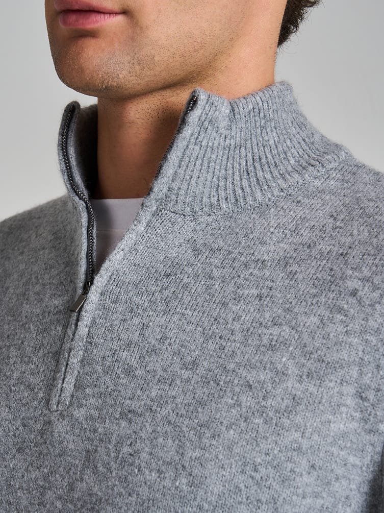 Свитер трикотажный с воротником и полузамком