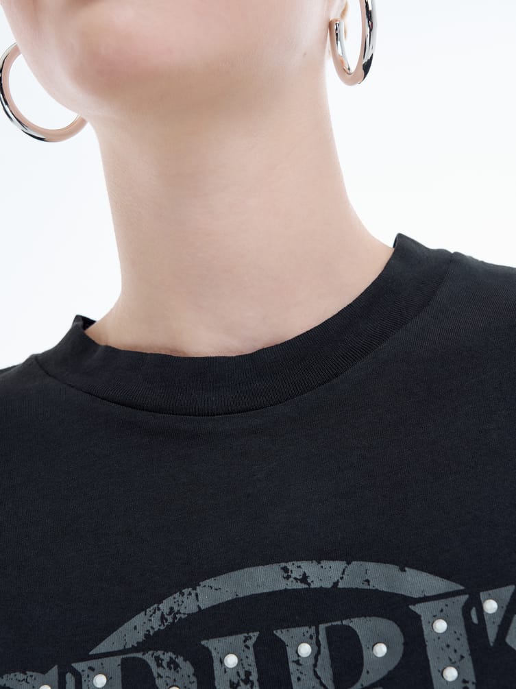 Футболка с принтом и металлическими элементами