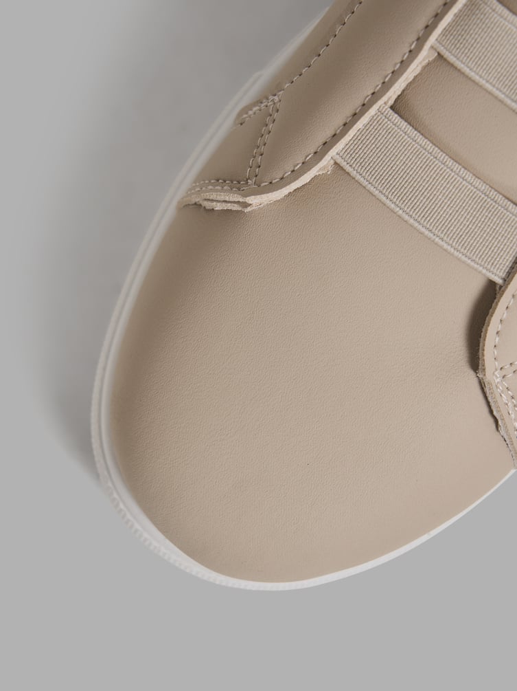 Кроссовки на резинке