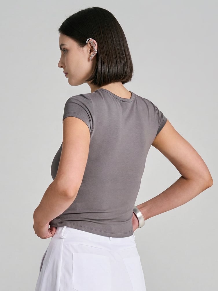 Приталенная футболка с драпировкой