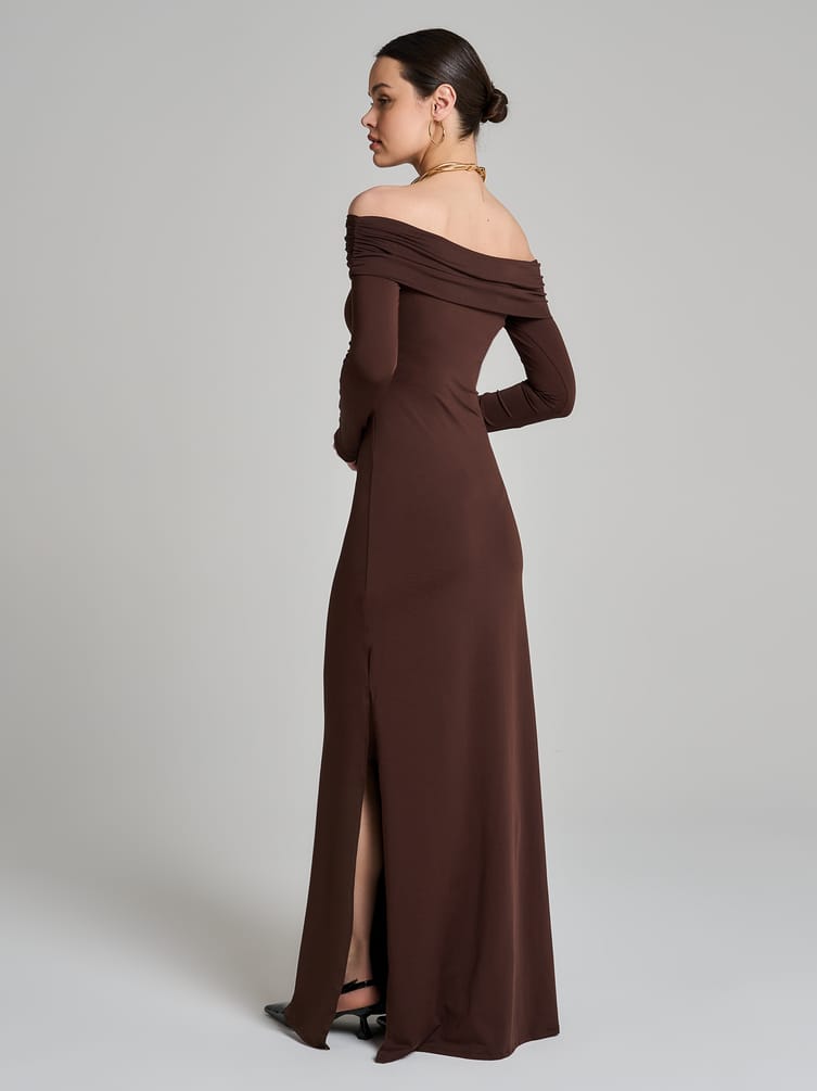 Платье нарядное с открытыми плечами и разрезом