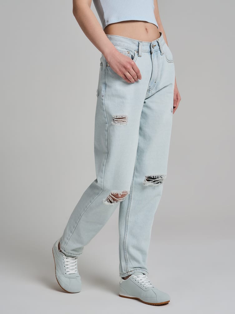 Джинсы момы с разрезами на коленках