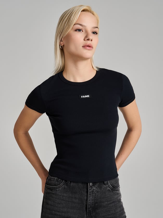 Футболка приталенная с нашивкой