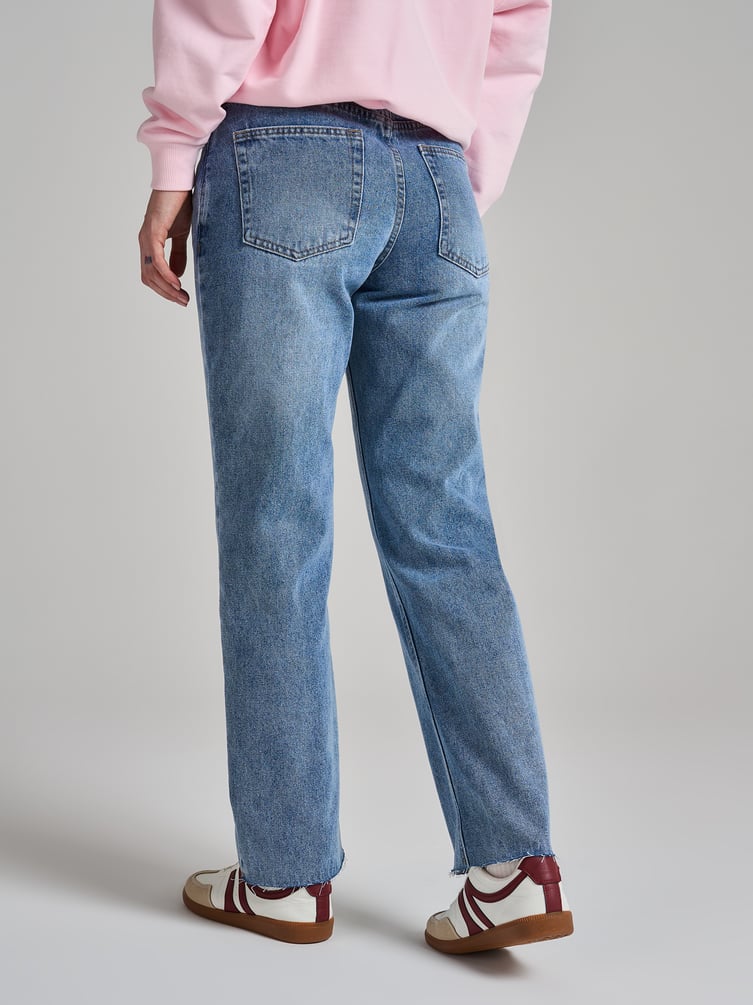 Джинсы зауженные с необработанными краями