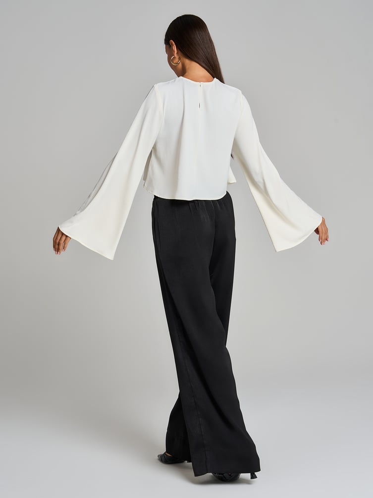 Блузка офисная нарядная с рукавом клеш