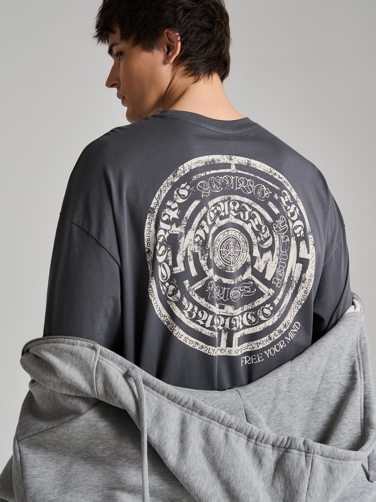 Футболка оверсайз с принтом лабиринта на спине