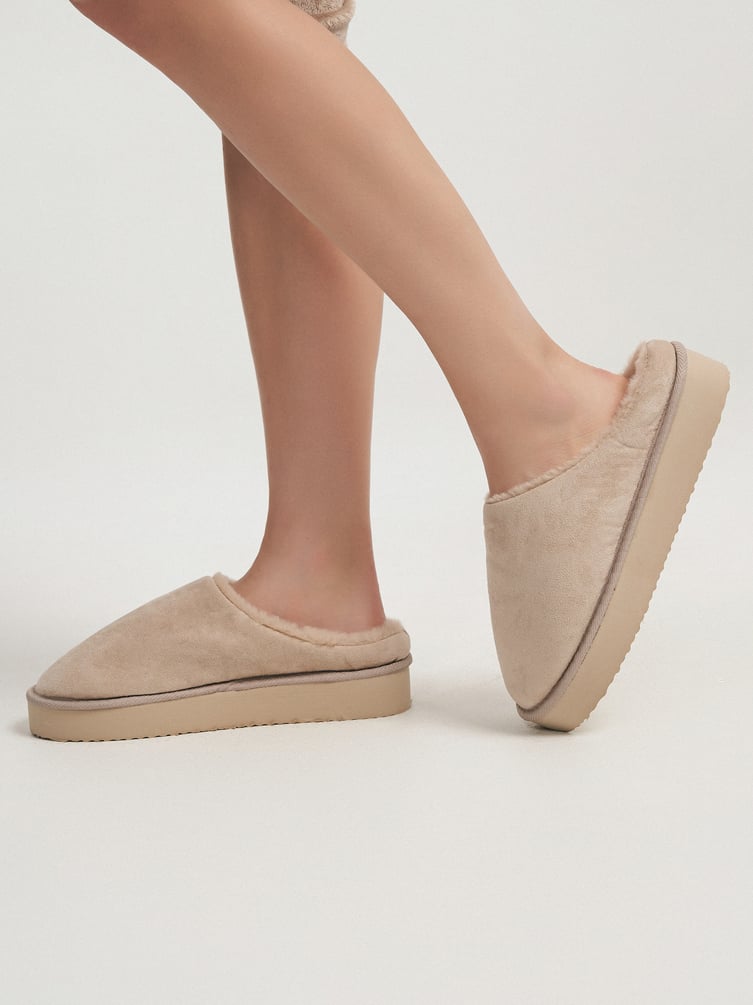 Закрытые домашние тапочки на высокой подошве