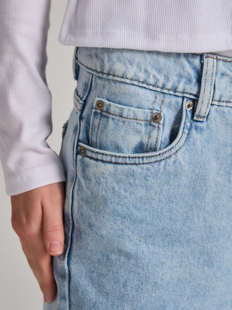 Джинсы прямые со смещенными боковыми швами