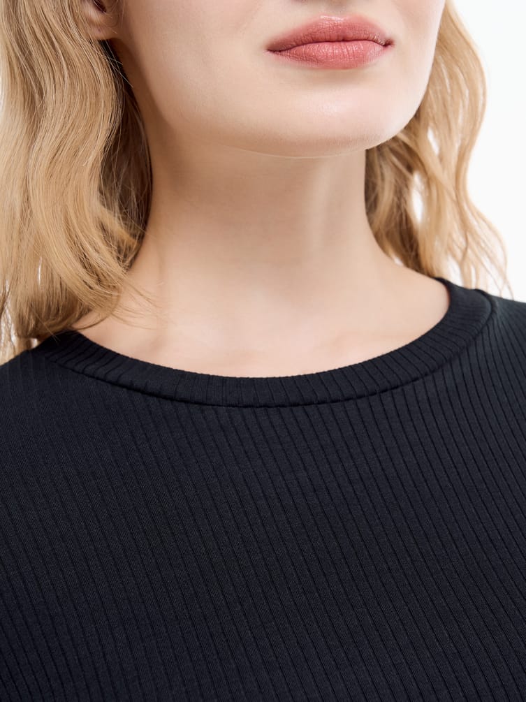 Домашний костюм с футболкой и брюками в рубчик