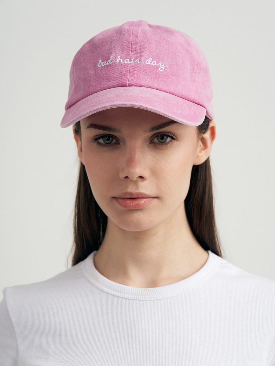 Бейсболки с вышитой надписью