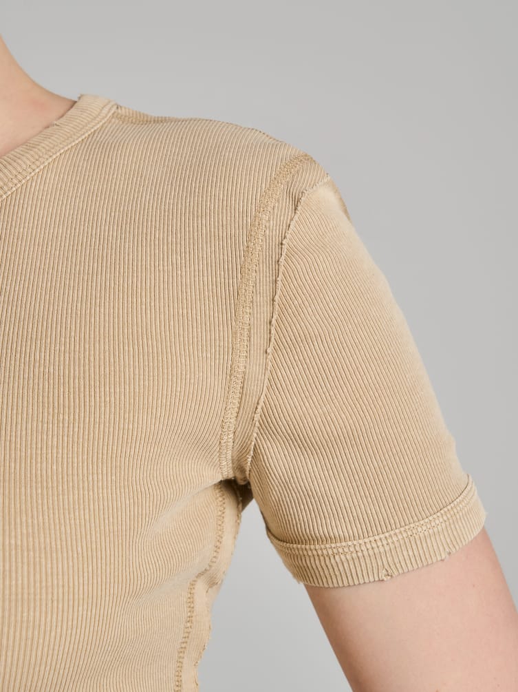 Футболка в рубчик с внешними швами