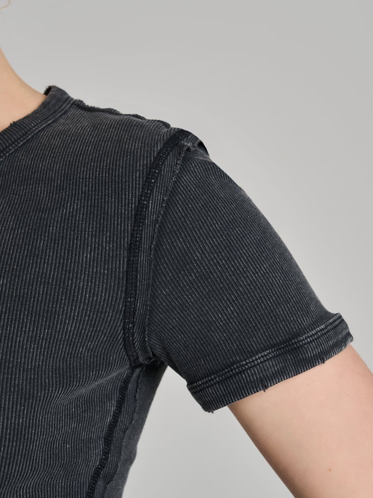 Футболка в рубчик с внешними швами