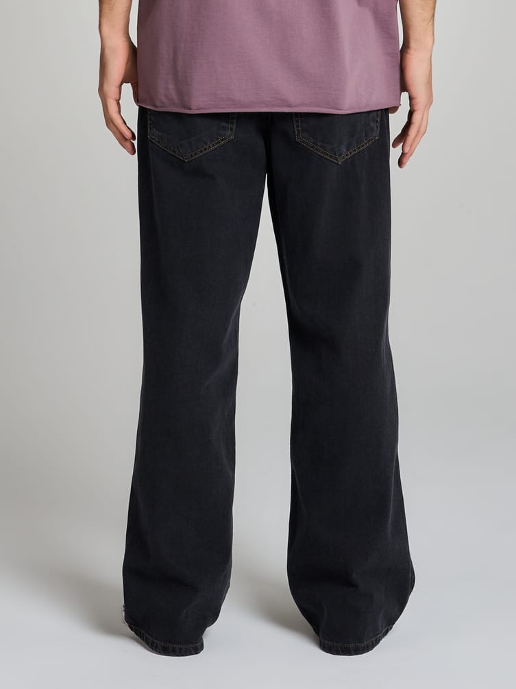 Джинсы слегка расклешенные