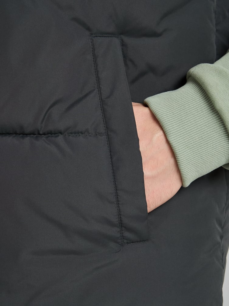 Демисезонный жилет на синтепоне без капюшона