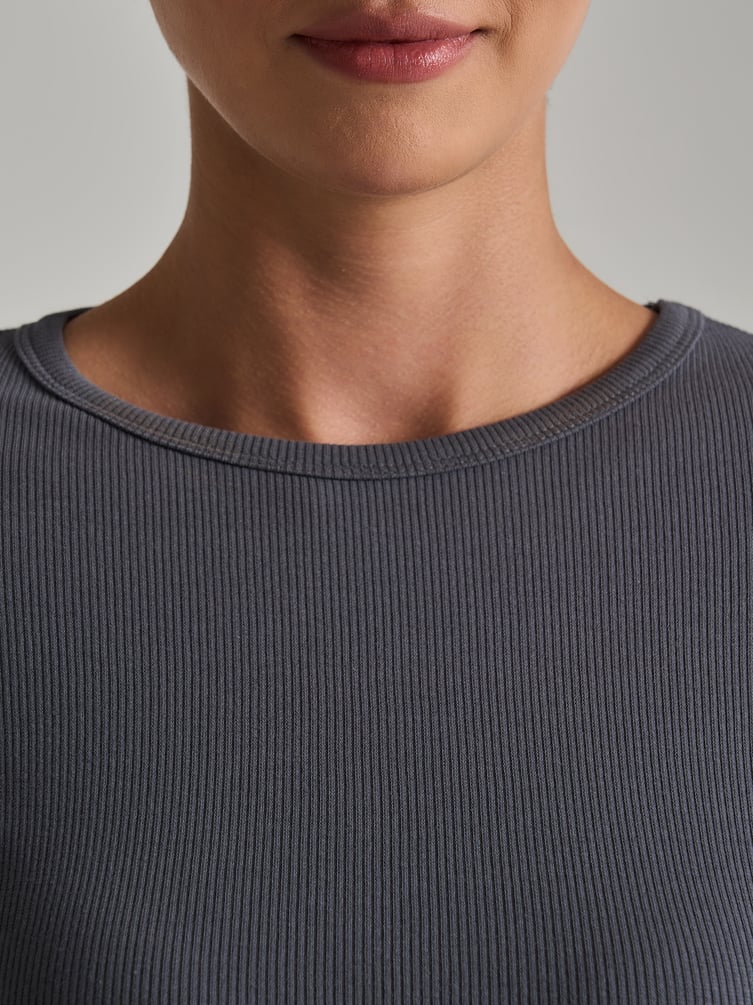 Лонгслив кроп с рукавами клеш