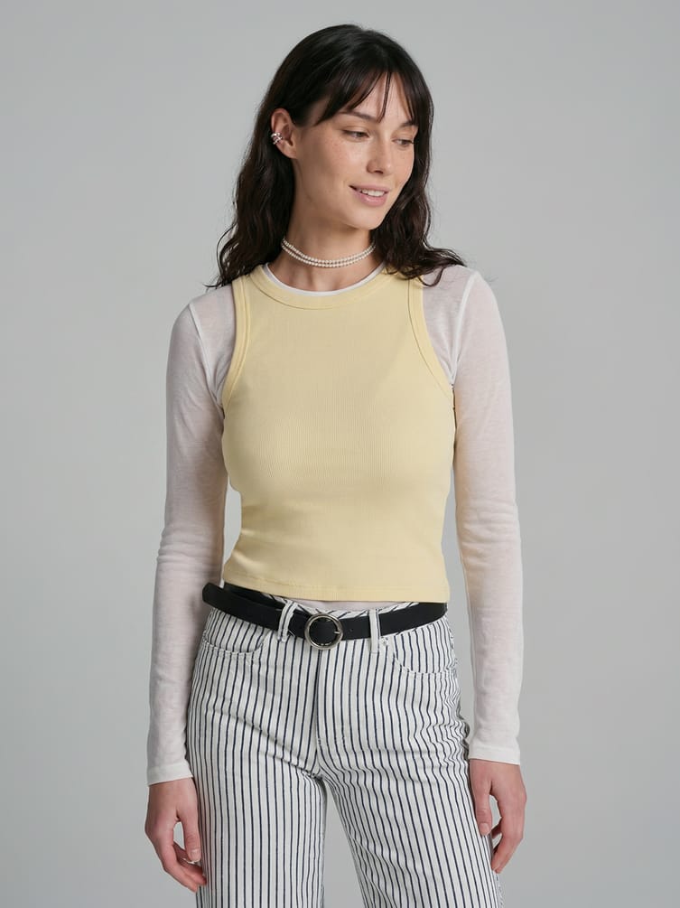 Майка на широких бретелях в рубчик