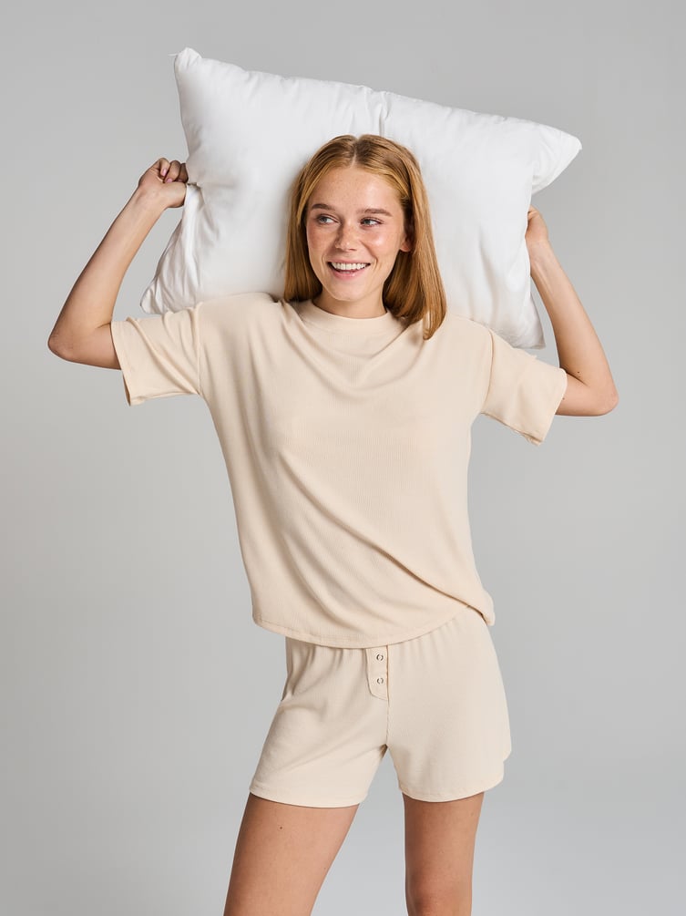 Пижама из вискозы с футболкой и шортами