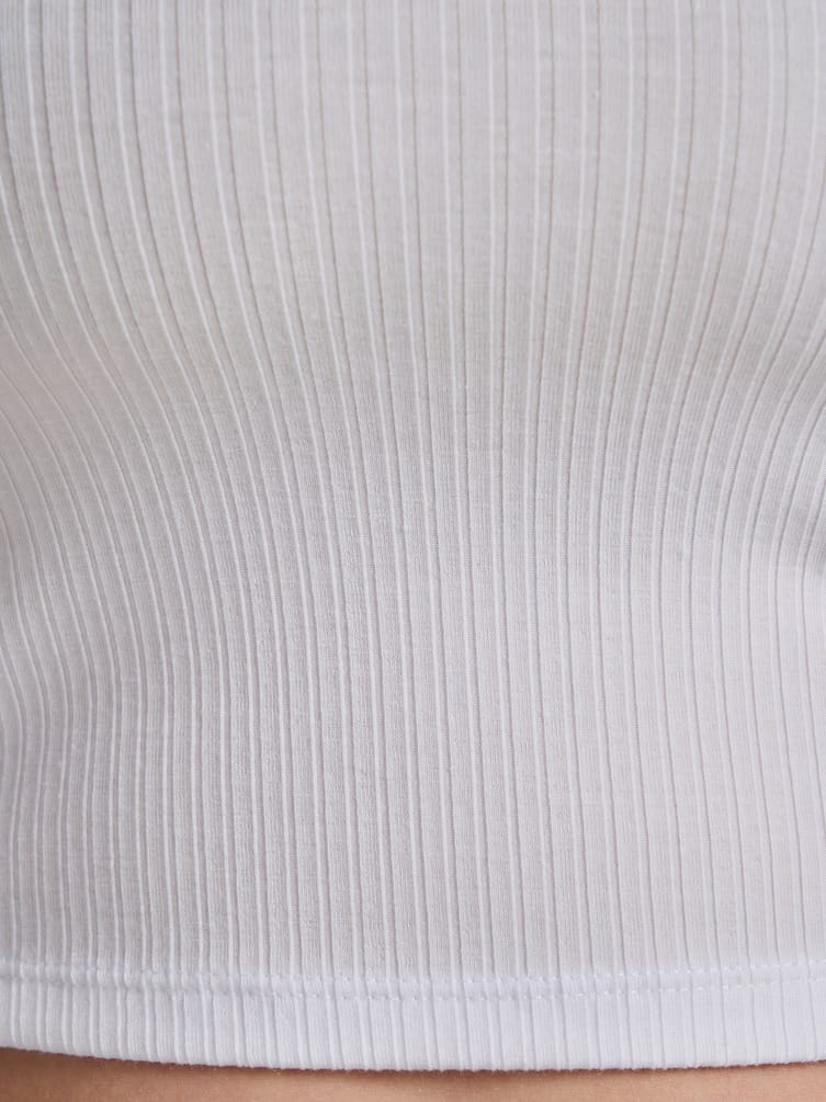 Короткая майка в рубчик на широких бретелях