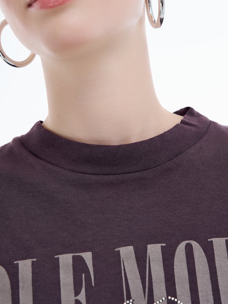 Футболка с надписью и стразами