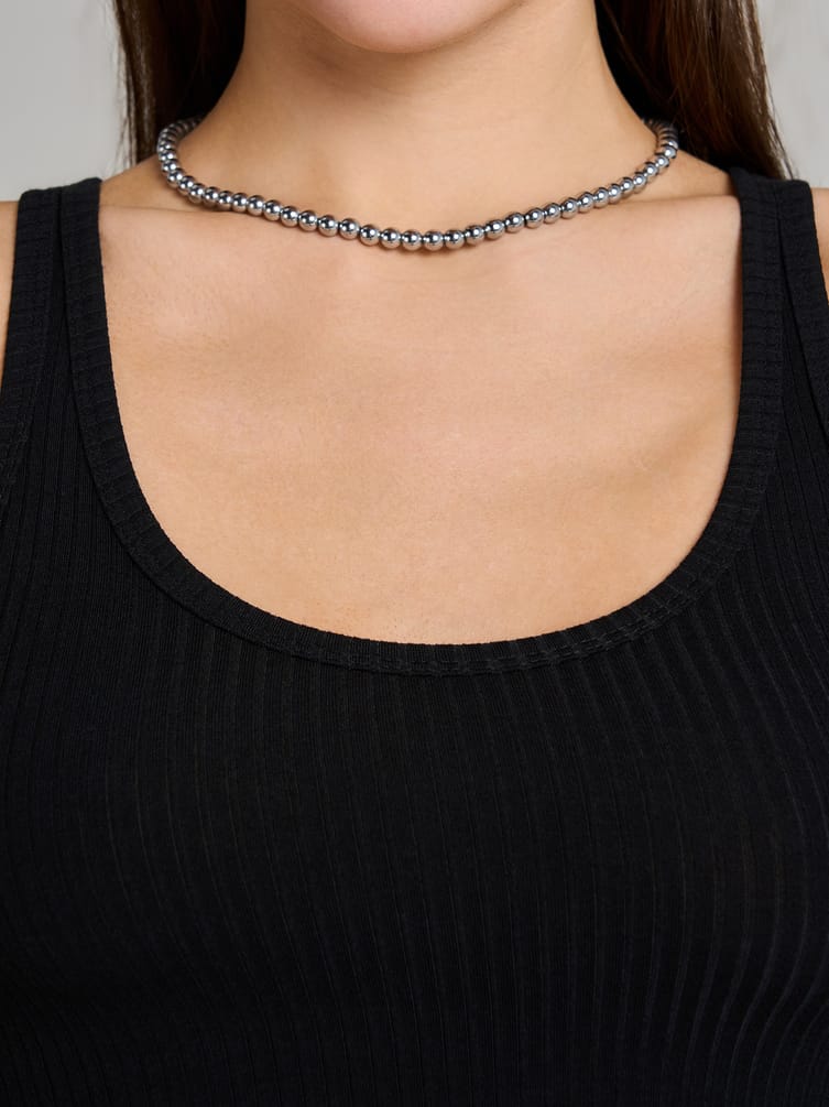 Короткая майка в рубчик на широких бретелях