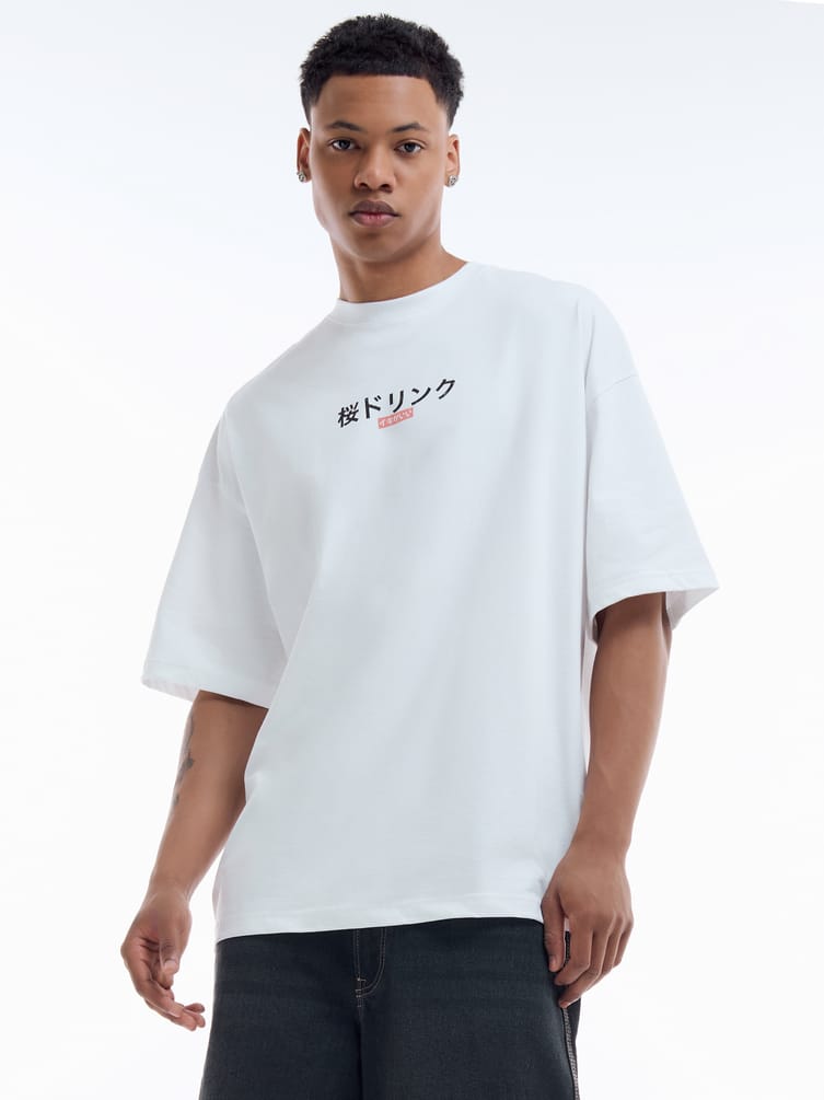 Футболка с принтом бутылки чая на спине