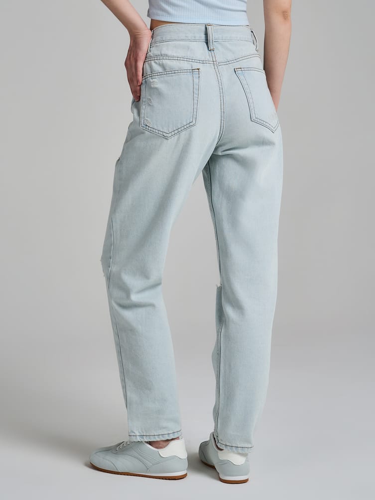 Джинсы момы с разрезами на коленках