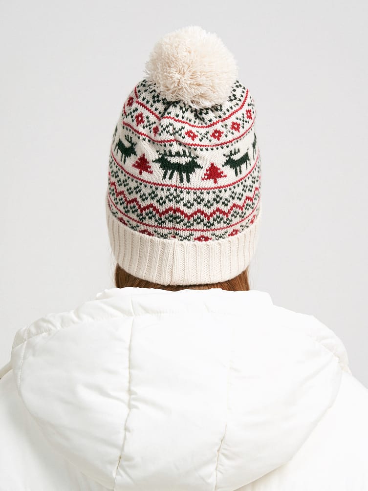 Вязаная зимняя шапка с помпоном и оленями