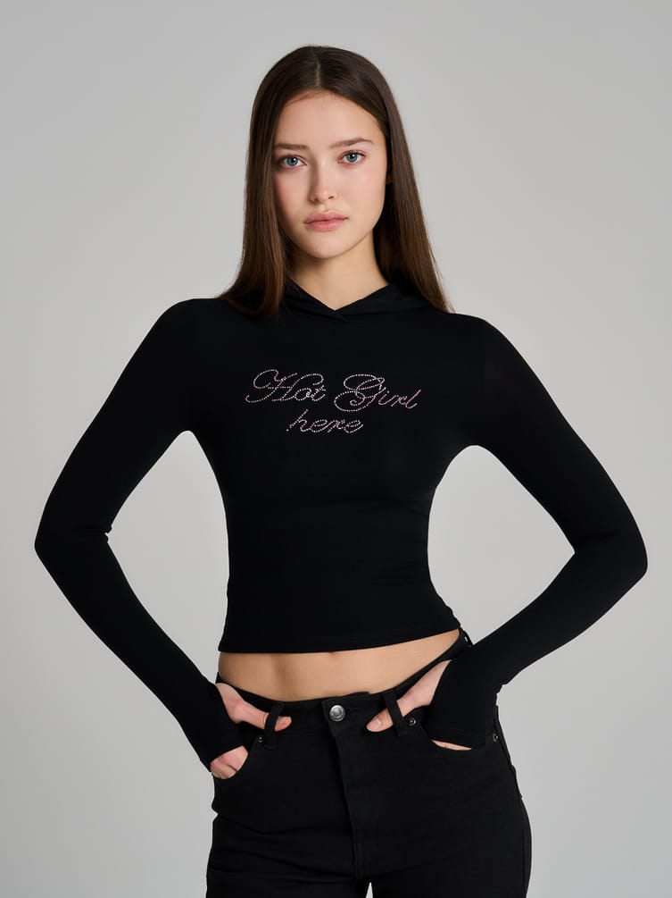 Лонгслив с капюшоном и надписью стразами