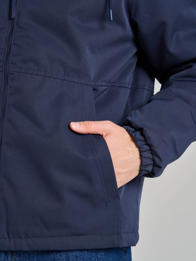 Демисезонная куртка с капюшоном